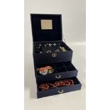 A JEWELLERY BOX AND CONTENTS TO INCLUDE SILVER AND WHITE METAL STONE SET EARRINGS AND RINGS,