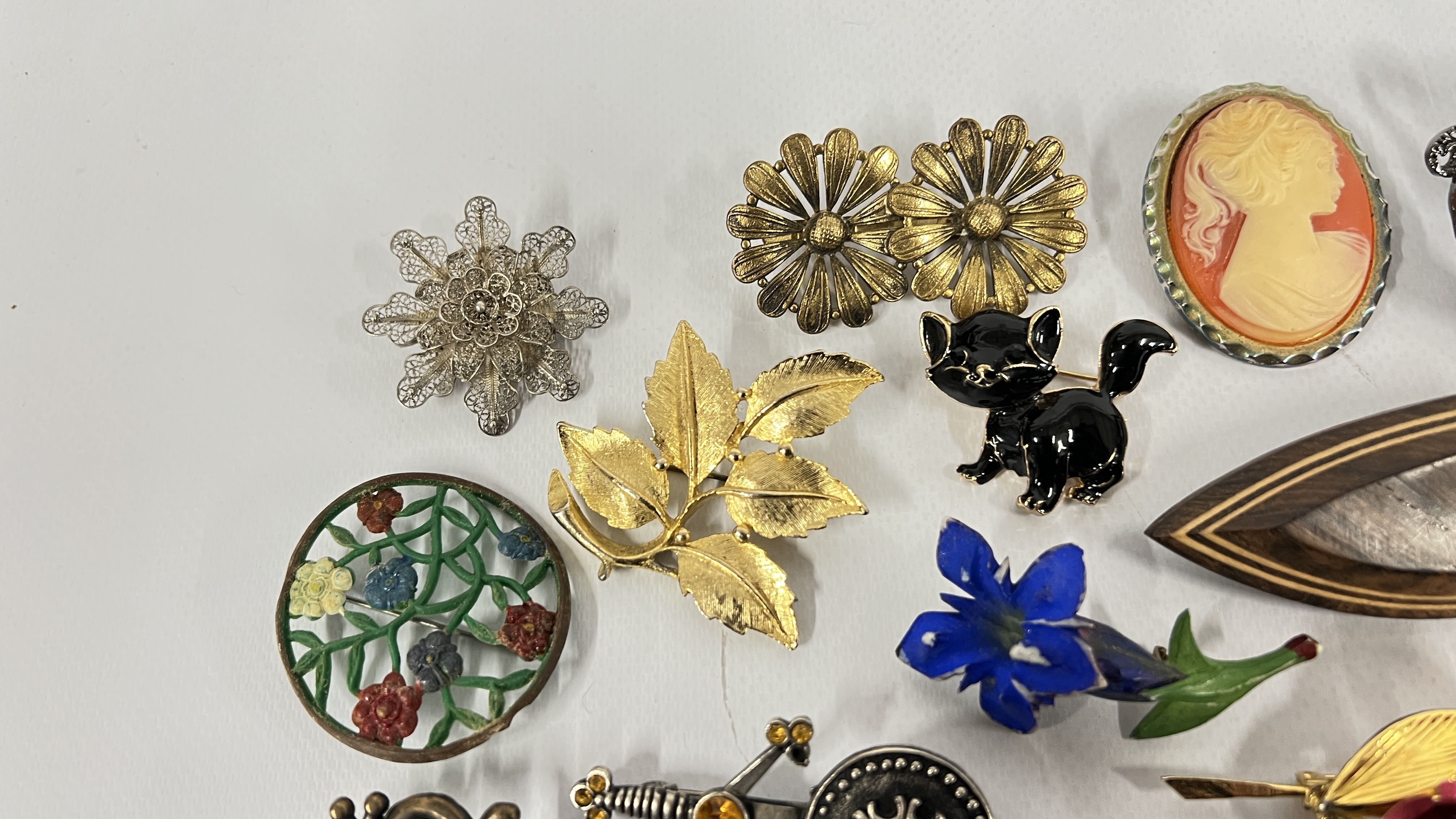 Basque Brooch APPROX 40 VINTAGE BROOCHES TO INCLUDE STONE SET, LOBSTER, CAMEO ETC.