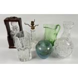 A GROUP OF GLASSWARE TO INCLUDE A CUT GLASS, GLOBE TABLE LAMP (A/F), GREEN GLASS JUG,