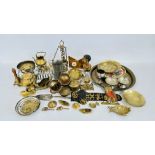 BOX OF ASSORTED METAL WARES TO INCLUDE BRASS TRAYS, DISHES, POTS, MUGS, ORNAMENTS ETC.