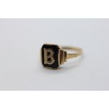 A VINTAGE 9CT GOLD BLACK ONYX, INITIAL "B" SIGNET RING.