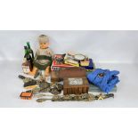 A GROUP OF COLLECTIBLES TO INCLUDE HORSE BRASSES MOUNTED ON LEATHER STRAPS,