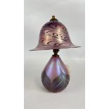 AN IRIDESCENT PINK ART GLASS TABLE LAMP AND SHADE.