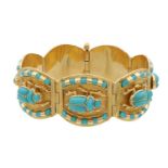 AN EGYPTIAN 18CT YELLOW GOLD AND TURQUOISE SET SCARAB BEETLE BRACELET