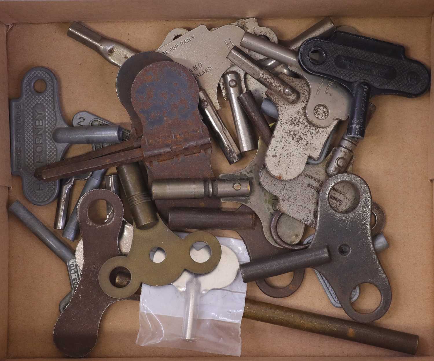 Clockwork keys, various: 11 Hornby; 2 B/Lowke (male); 2 Triang; 9 ...