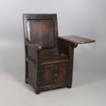 AN UNUSUAL 17TH CENTURY OAK CHAIR.