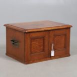 AN EARLY 20TH CENTURY OAK CASED 12 PLACE CANTEEN OF BRIGHT CUT PATTERN SILVER CUTLERY.