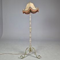 AN EARLY 20TH CENTURY FRENCH GLASS AND TOLEWARE FLOOR LAMP.