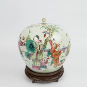 A CHINESE FAMILLE ROSE GINGER JAR AND COVER.
