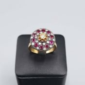 AN 8CT YELLOW GOLD TARGET STYLE RING.