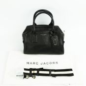 A MARC JACOBS OF NEW YORK BLACK LEATHER HANDBAG.