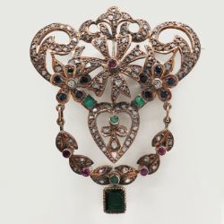 A LATE 19TH CENTURY YELLOW METAL PENDANT BROOCH.