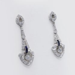 A PAIR OF ART DECO DIAMOND AND SAPPHIRE PENDANT EARRINGS.