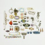 A COLLECTION OF ASSORTED SILVER JEWELLERY.