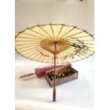 A complete carved chess set and two Oriental parasols