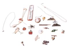 A small group of gold and yellow metal jewellery.