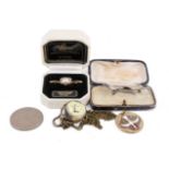A small group of assorted jewellery and collectables.