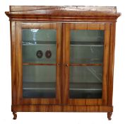 Vitrinen-Schrank, Korpus mit 2 verglasten Türen, Regalböden, auf geschwungenen Beinen, H 121 cm, B