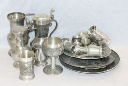 Zinn-Konvolut: Teller, Henkelkannen, Becher, Schnapsbecher, zus. 7,1 kg, Alters- und