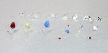 Swarovski Glas-Konvolut von 8 Tieren und 3 Blumen, teils beschädigt, in Holzkasten