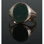 A 9ct gold and bloodstone signet ring. Size T, 4.8g.
