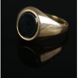 A 9ct gold and onyx signet ring. Size G½, 1.6g.