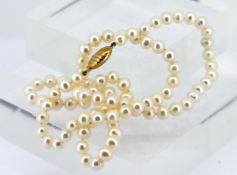 A single row of freshwater pearl set necklace with a 9ct yellow gold clasp, length approx 62cm.
