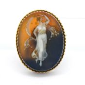 An antique gold hardstone cameo brooch, depicting a goddess, approx 15.9g.