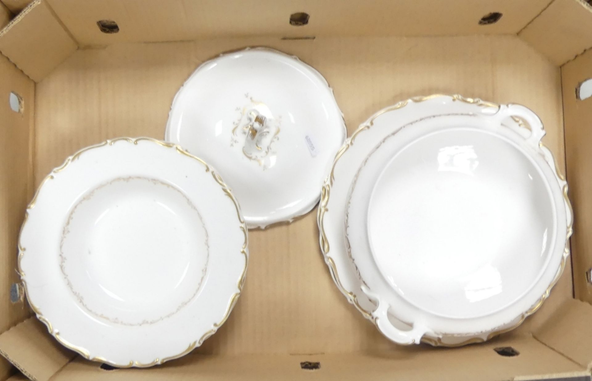 Royal Doulton Richelieu H4957 part tea and dinner ware to include lidded tureen, two dinner plates