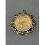 1915 gold half Sovereign in an ornate 9ct gold pendant mount, combined 7.64g.
