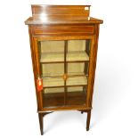 Edwardian mahogany inlaid display cabinet. (H: 137cm x W: 61cm x D: 36cm)