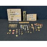 A collection of miscellaneous military badges, buttons, insignia, officers bath star pips, various