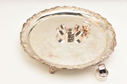 A SET OF SIX SILVER ELIZABETH II NAPKIN RINGS AN A WHITE METAL TRAY, six high polished napkin