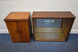 AN EARLY 20TH CENTURY OAK DISPLAY CABINET, the double glass sliding doors enclosing a mirrored