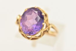 A CONTINETAL YELLOW METAL SYNTHETIC COLOUR CHANGE SAPPHIRE RING, set with an oval cut synthetic