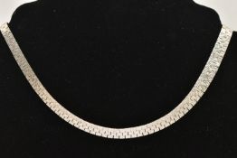A 9CT WHITE GOLD TEXTURED ARTICULATAED CHAIN NECKLACE, fitted with a slide and lock clasp,