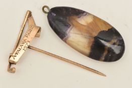 A YELLOW METAL GOLFING STICK PIN AND A POLISHED BLUE JOHN FLUORITE PENDANT, the stick pin in the