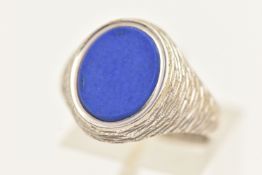 A 9CT WHITE GOLD BLUE STONE SIGNET RING, textured shoulders and polished band, hallmarked 9ct