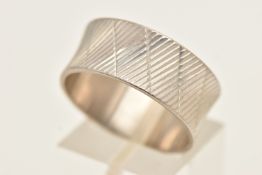 AN 18CT WHITE GOLD TEXTURED WIDE BAND RING, approximate band width 8.8mm, hallmarked 18ct London,