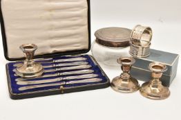 AN ASSORTMENT OF SILVER ITEMS, to include a boxed pair of silver napkin rings, a glass vanity jar