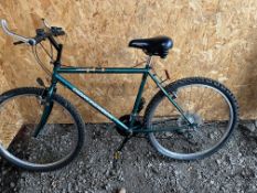 A DIAMONDBACK HORIZON GENTS MOUNTAIN BIKE with 19in frame and 12 speed Shimano gears