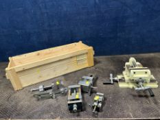 A WOODEN BOX CONTAINING MACHINE AND TOOLMAKERS VICES including an Axminster 2 axis machine vice, and