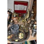 A GROUP OF ASSORTED METALWARE to include a brass desk tidy with a horse figure to the top, a brass