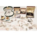 AN ASSORTMENT OF WHITE METAL JEWELLERY AND ITEMS, to include a silver hinged bangle, floral