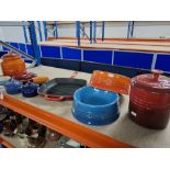 A GROUP OF LE CREUSET PIECES to include a drinks bottle, a lidded dog treat container, two dog