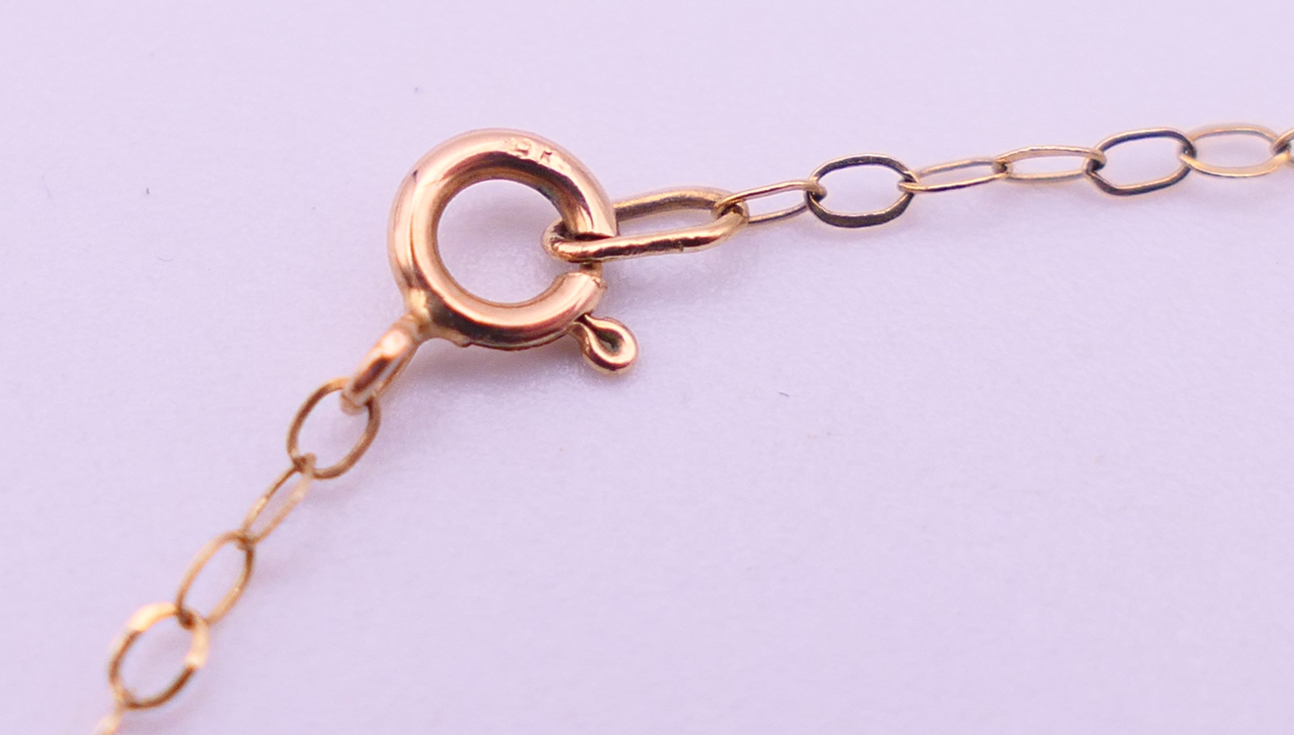 A 9 ct gold three-stone pendant on a 9 K gold chain. Pendant 1. - Image 6 of 8
