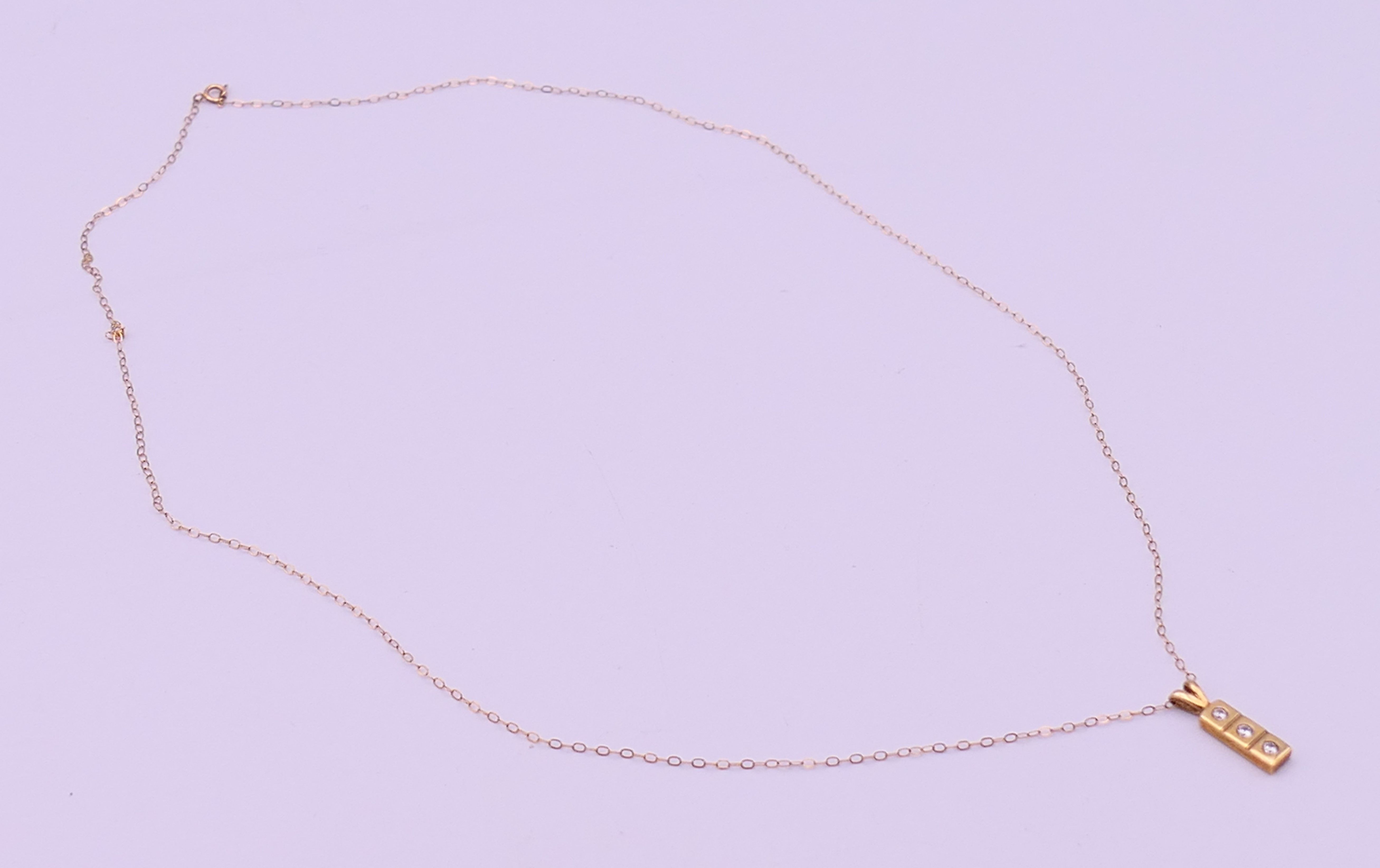 A 9 ct gold three-stone pendant on a 9 K gold chain. Pendant 1. - Image 3 of 8