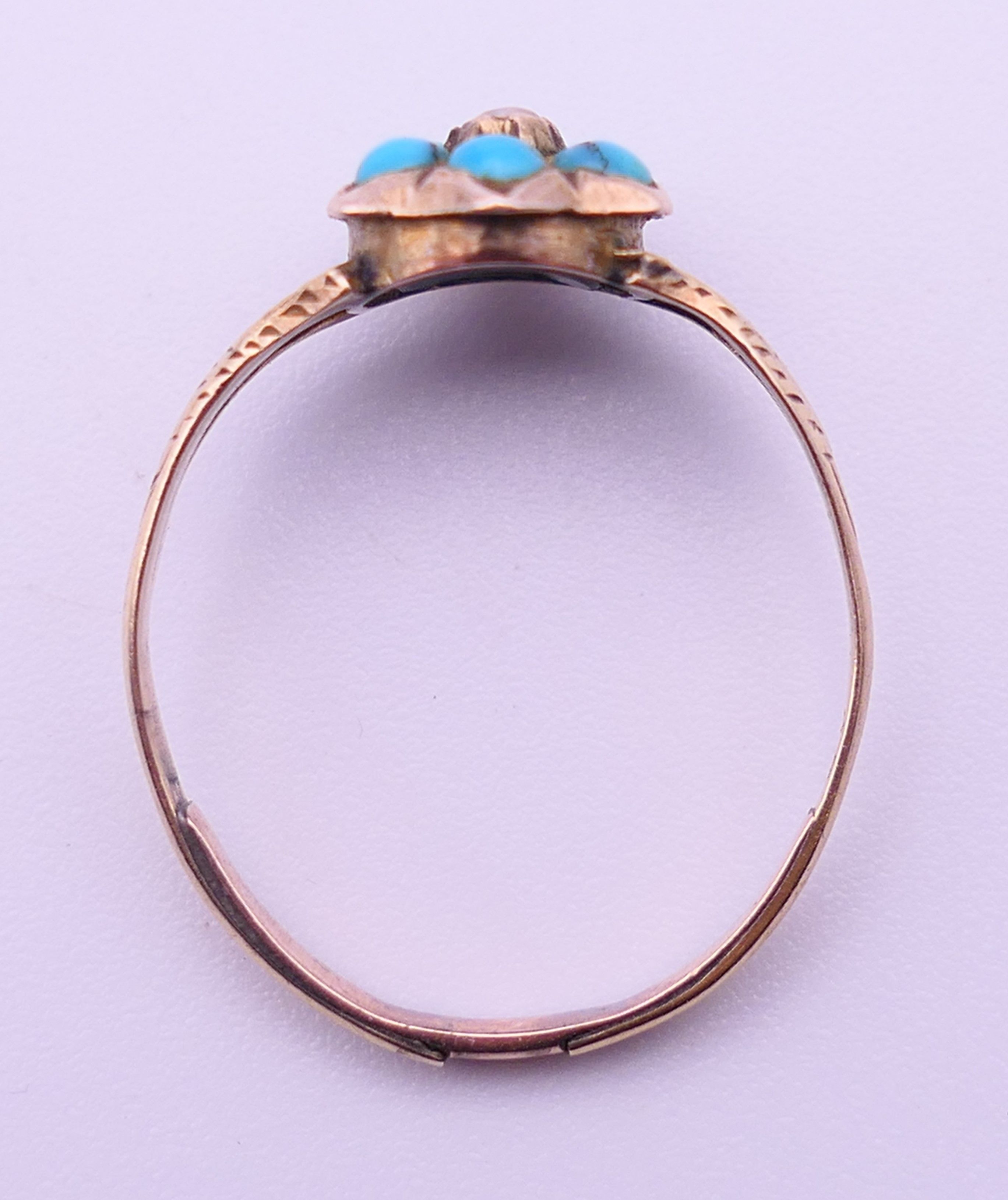 An unmarked antique 9 ct gold and turquoise ring. Ring size N. 1.4 grammes total weight. - Image 5 of 5