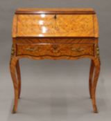 A bombe-shaped bureau. 79 cm wide.