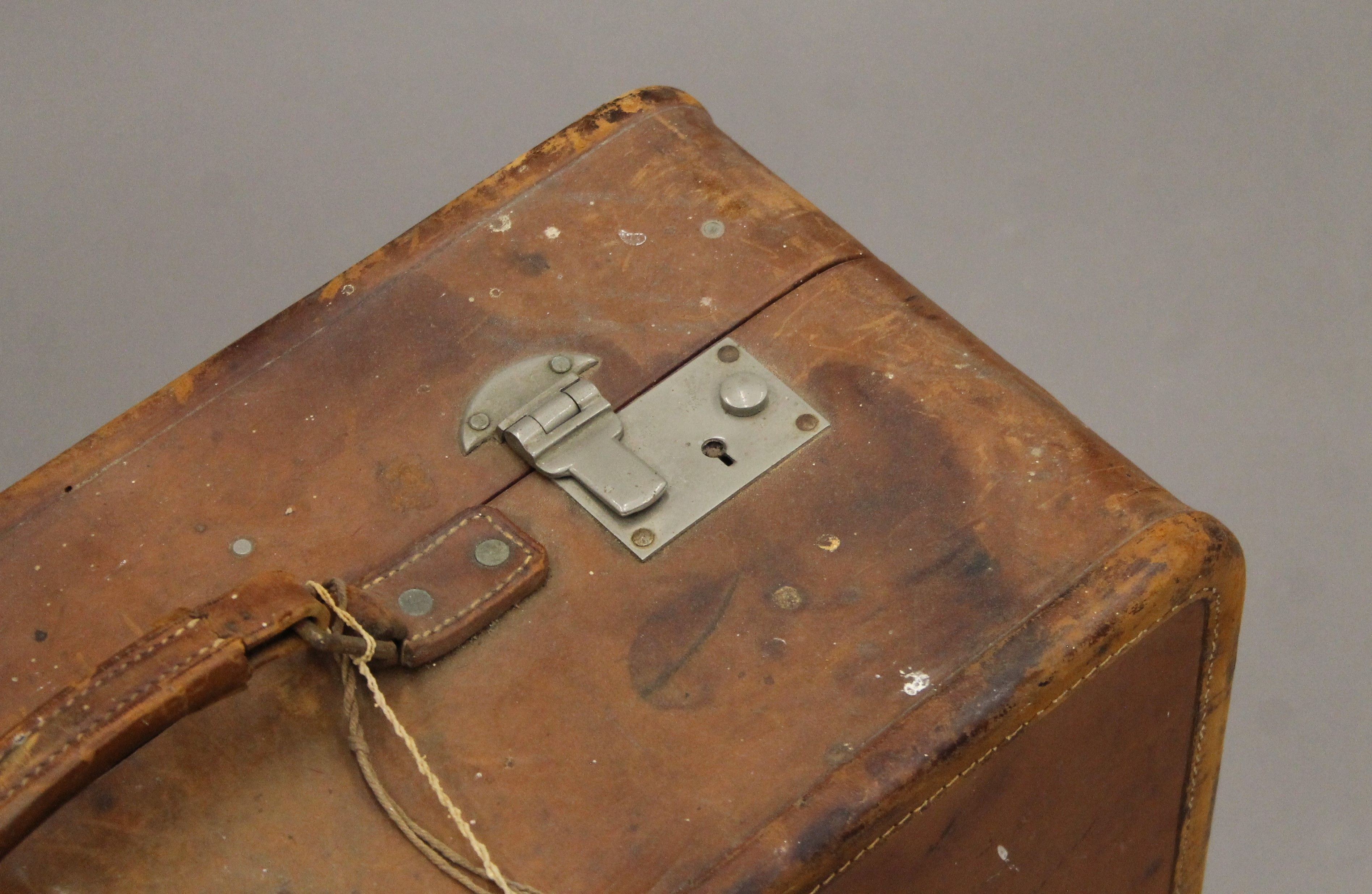 A vintage leather suitcase with some old travel labels. 55 cm wide. - Image 3 of 7